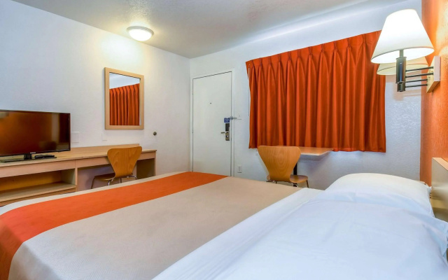 Motel 6 Corona, CA