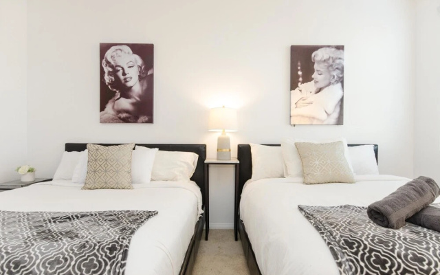 6BD Hollywood Stars Walk of Fame Suite