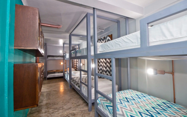 Sandbar Beachfront Hotel & Hostel