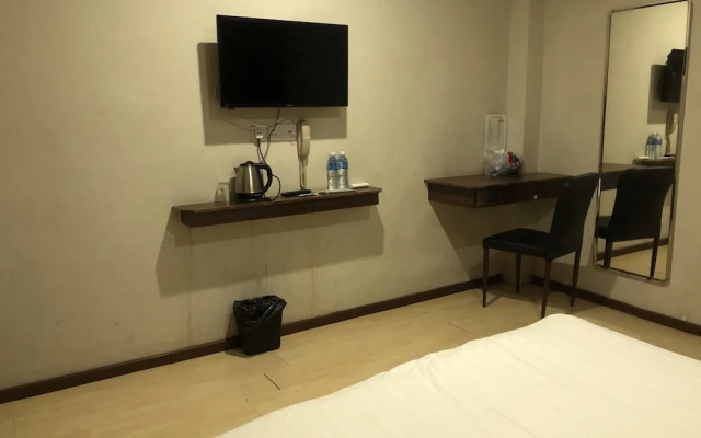 OYO 90668 Joy Inn
