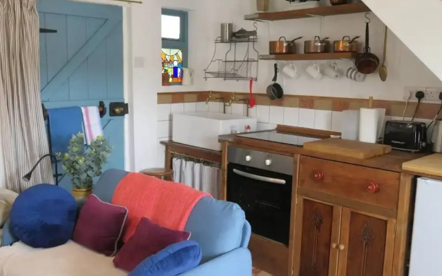 The Pepper Pot Sleeps 4 Sunlit Garden