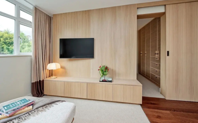 Luxury Designer Flat in Putney by Underthedoormat