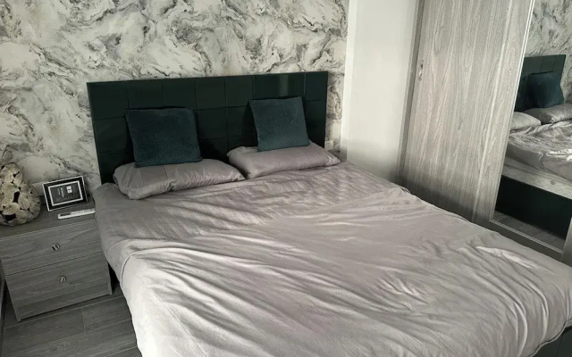 1 Bed Apartment Sleeps 2 - Communal Pool - Parking