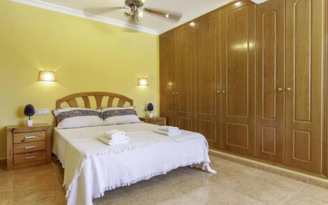 Charming Holiday Home in Calpe With Barbeque