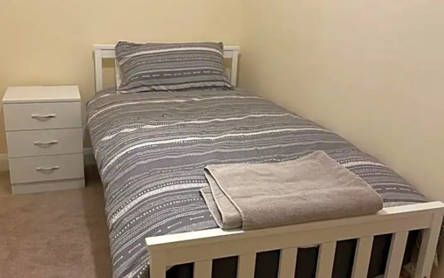Private Rooms In A Cheerful 4-Bedroom Town House