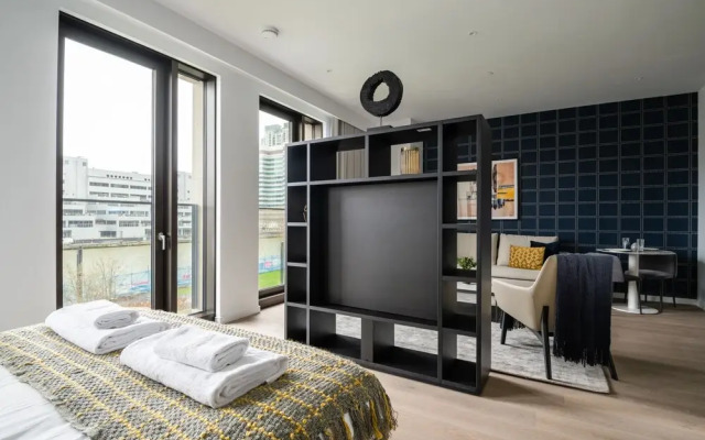 Stylish Studio Apartment With River Views in Londons Bustling Docklands