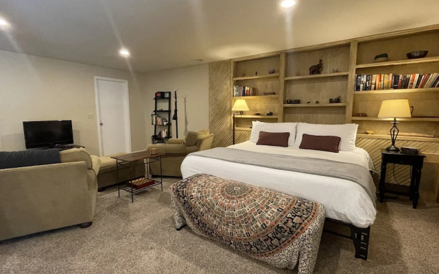 Couples Retreat With Hot Tub, Sauna and Steam Room