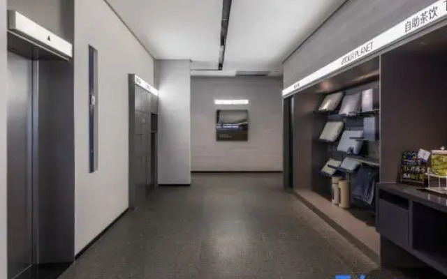 Zhuhai Xiangzhou Mingzhu Railway Station Light Hotel