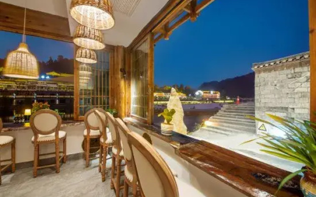 Fenghuang Nianhe Riverside Vacation Apartment