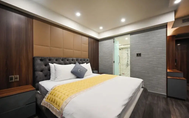The Moon 1 Hotel