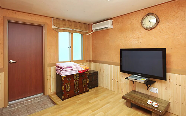 Hongcheon Giwajip View Pension