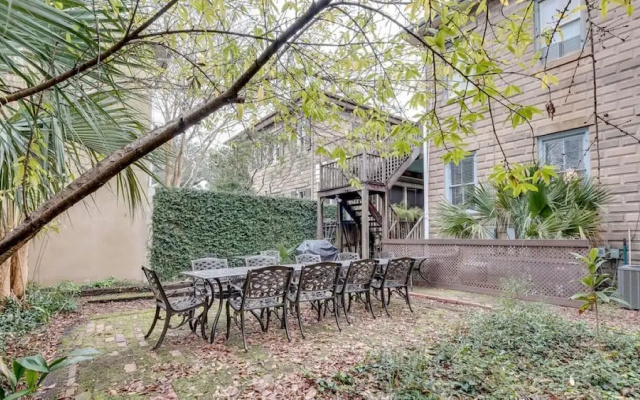 Comfortable Escape 2BR Historic Downtown