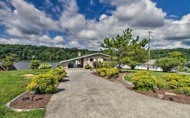 Lakefront Hiwassee Home w/ Private Dock & Deck!