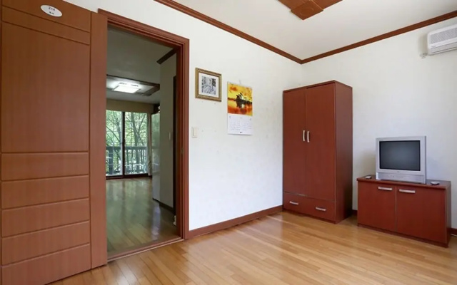 Jecheon (Worak Pensionville) Manet House