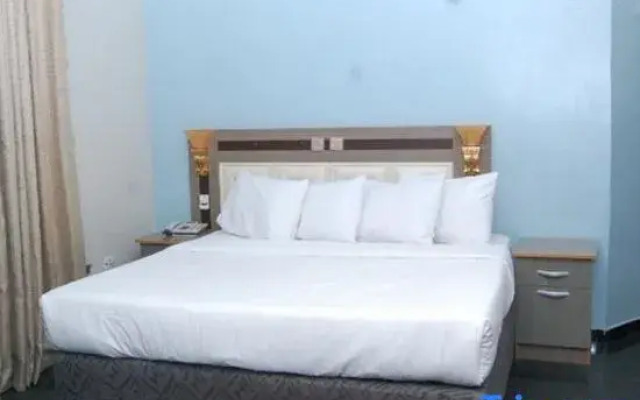Royal Park Hotel & Suite - Guest Room