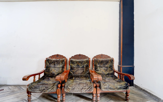 Hotel O Pathanamthitta Near Mahatma Gandhi Statue