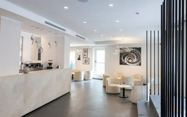 J Maluni City Hotel