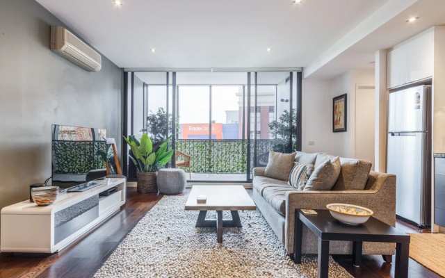 Stylish 2 bed 2 bath parking wifi pool