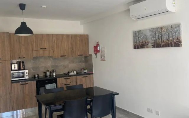 F10-3 Room 2 single beds shared bathroom in shared Flat