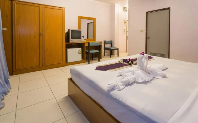 Room in Guest Room - Bucintoro Restaurant & Guesthouse Belvedere - 10 Minutes From Patong Beach