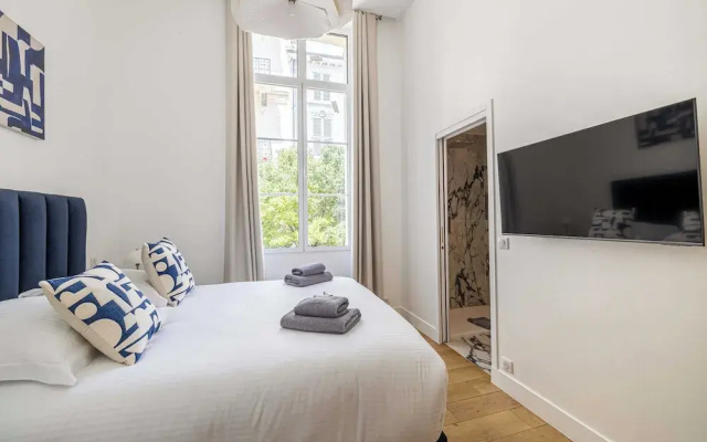 Luxury Renovated 4-room Apartment - rue Hoche - Bourgeois Building