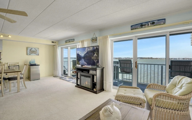 Harbour Island 204m 2 Bedroom Condo by RedAwning