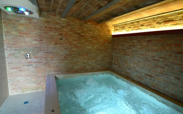 Nice Farmhouse in Montecatini Terme with Sauna & Hot Tub