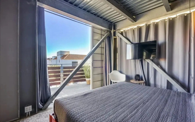 Modern Penthouse in Venice Beach-the Steel Rose-