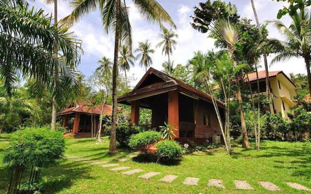 Отель Baan Mai Beachfront Lone Island Phuket Таиланд, Пхукет - отзывы, цены и фото номеров - забронировать отель Baan Mai Beachfront Lone Island Phuket онлайн вид на фасад
