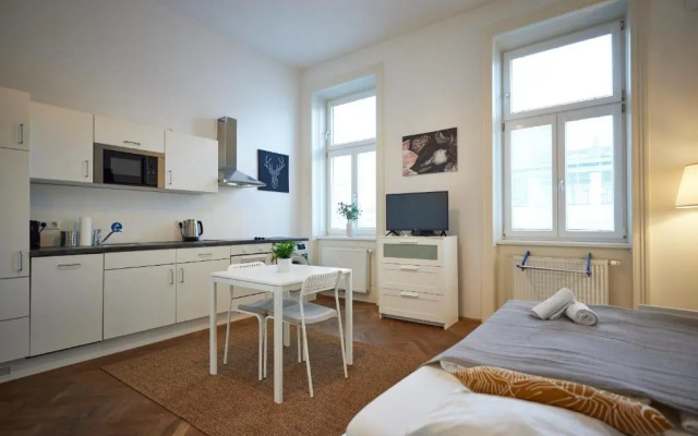 Nice Studio Close To Metro III (Adults Only)