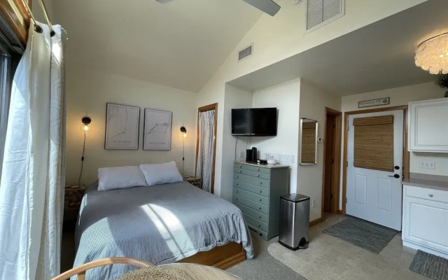 38 Piece Of Heaven Studio Bedroom Condo by RedAwning
