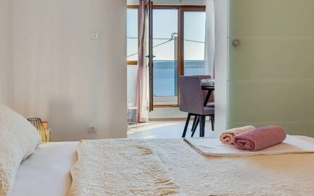Beautiful Coastal Apartment in Karlobag