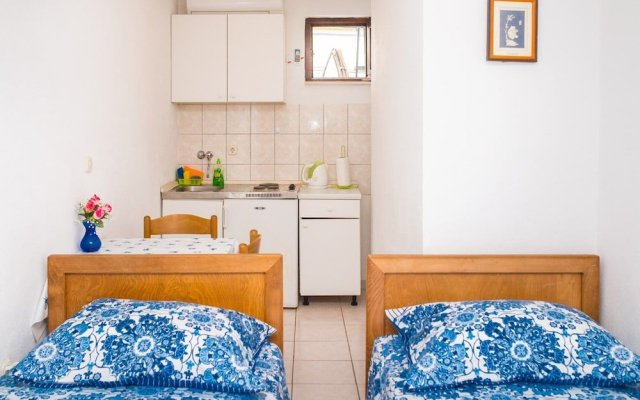 Apartments Bratus