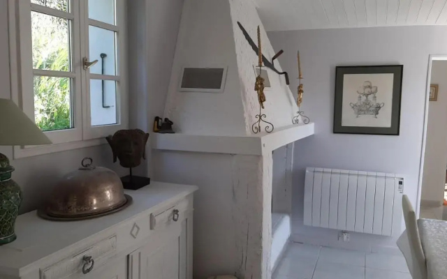 maison en pierre dans un écrin de verdure