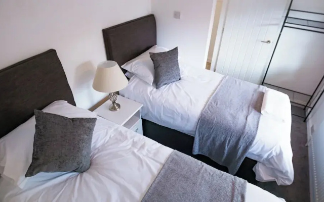 House Sleeps 6 - Parking,garden,family&contractors