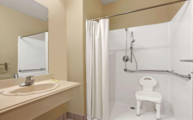 Days Inn & Suites by Wyndham Houston North/Spring