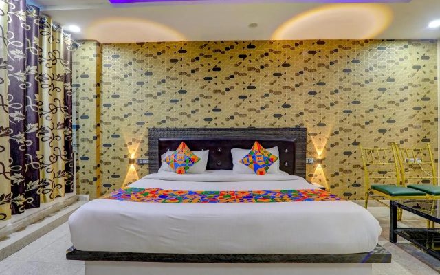 Fabhotel Gold Galaxy