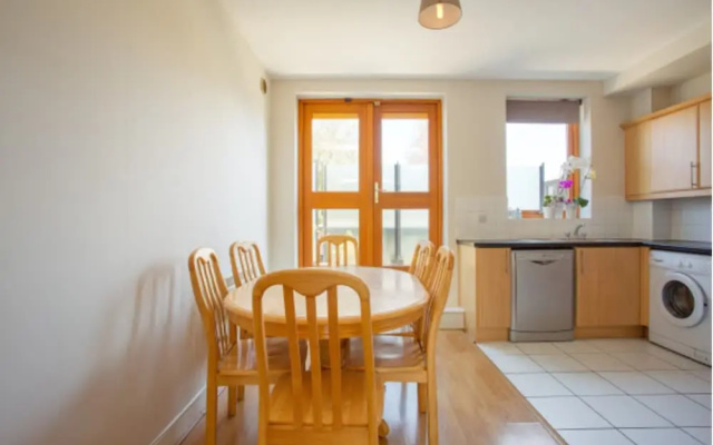 Modern 2 Bedroom Apartment With Private Balcony