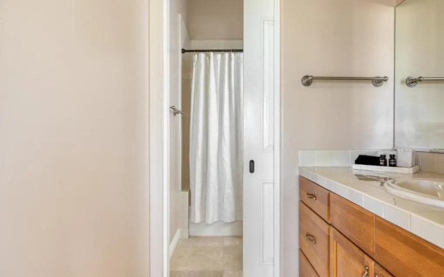 Modern Temecula Mansion w Pool, Hot Tub, Guest House & Valley Views Camila by Avantstay