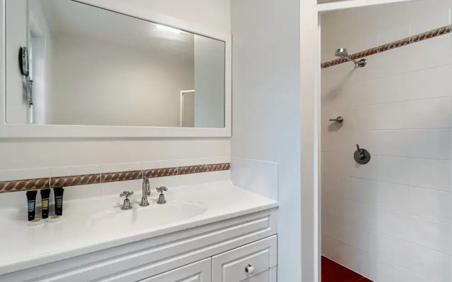 Spacious 4-bed Home With Coastal Charm