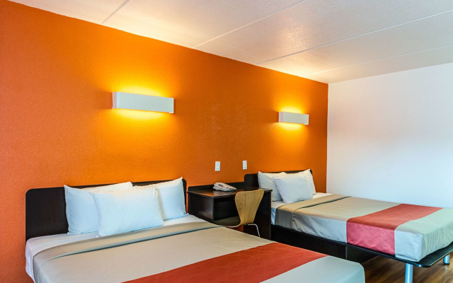 Motel 6 Cleveland, TX