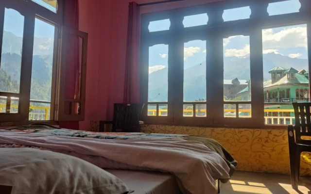 Suraj Guest House And Cafe