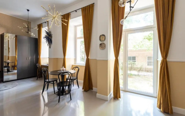 Feel the city life from the Gustav Klimt studio
