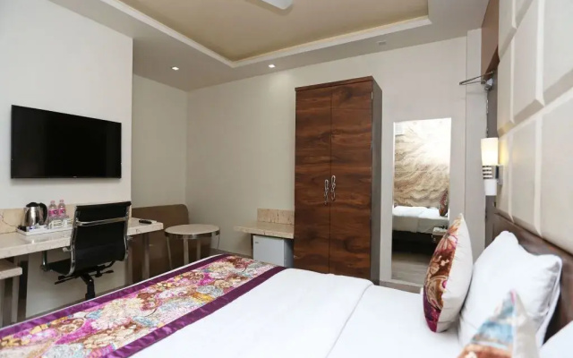 OYO 12172 Hotel Deep Premium