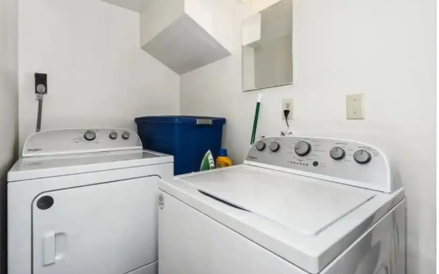 Near Downtown Beach House Apt
