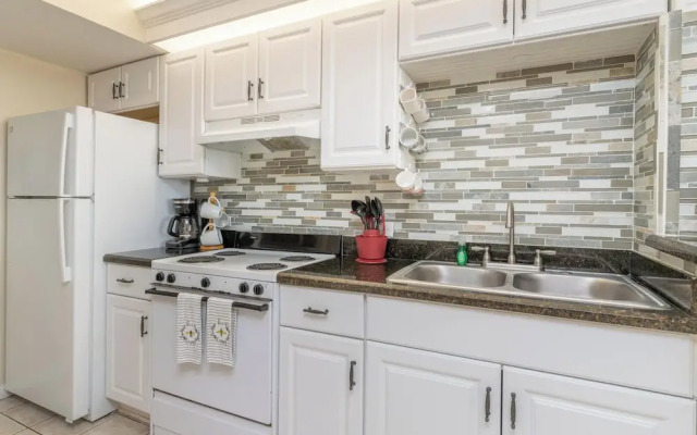 Walk to Beach From Beautiful one Bedroom Condo!