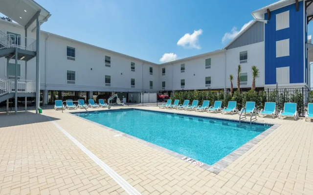 The J Hotel Dunedin near Honeymoon Island State Park, an Ascend Collection Hotel