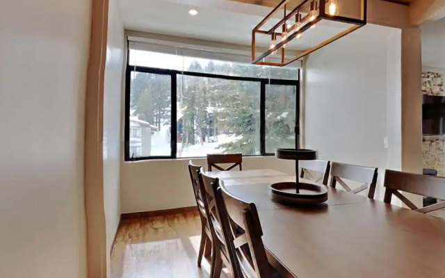 Two Bedroom Units at 1849 Condos with 3 Hot Tubs & Slopeside