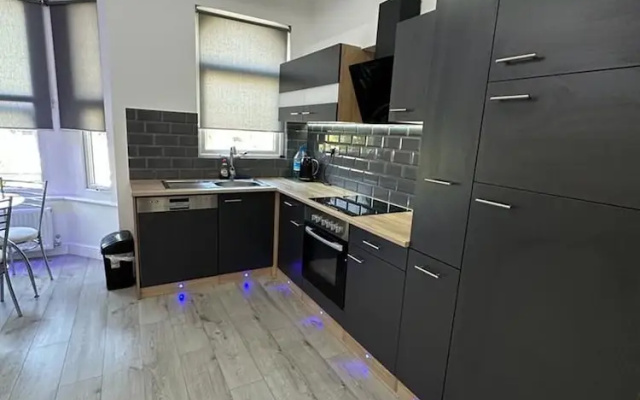 Flat - Sleeps 4 & Free Parking
