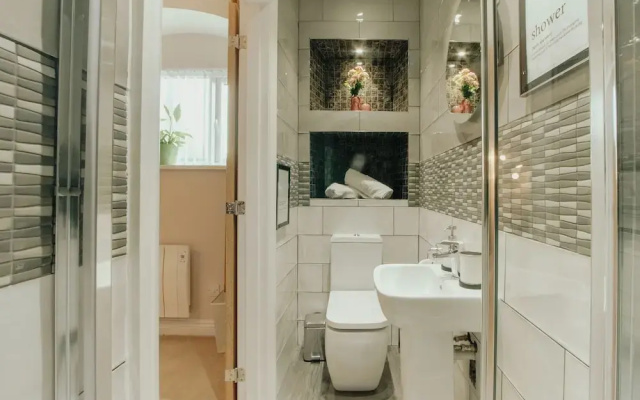 Chic & Cheerful 1bedroom in Historic Building